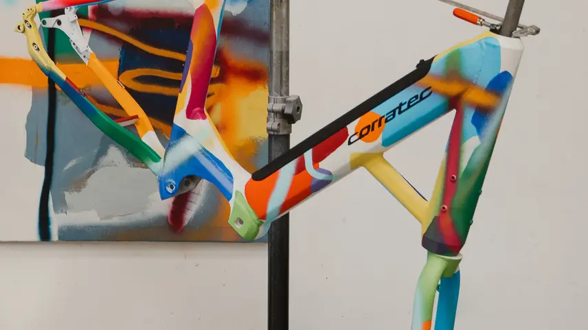 Bunt lackierter Rahmen des Life S im Atelier von Annette Werndl